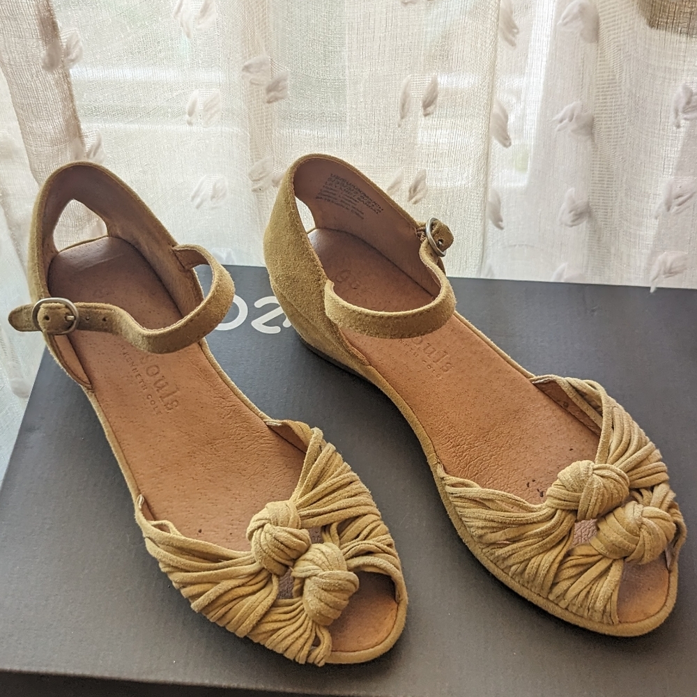 Gentle souls lily knot